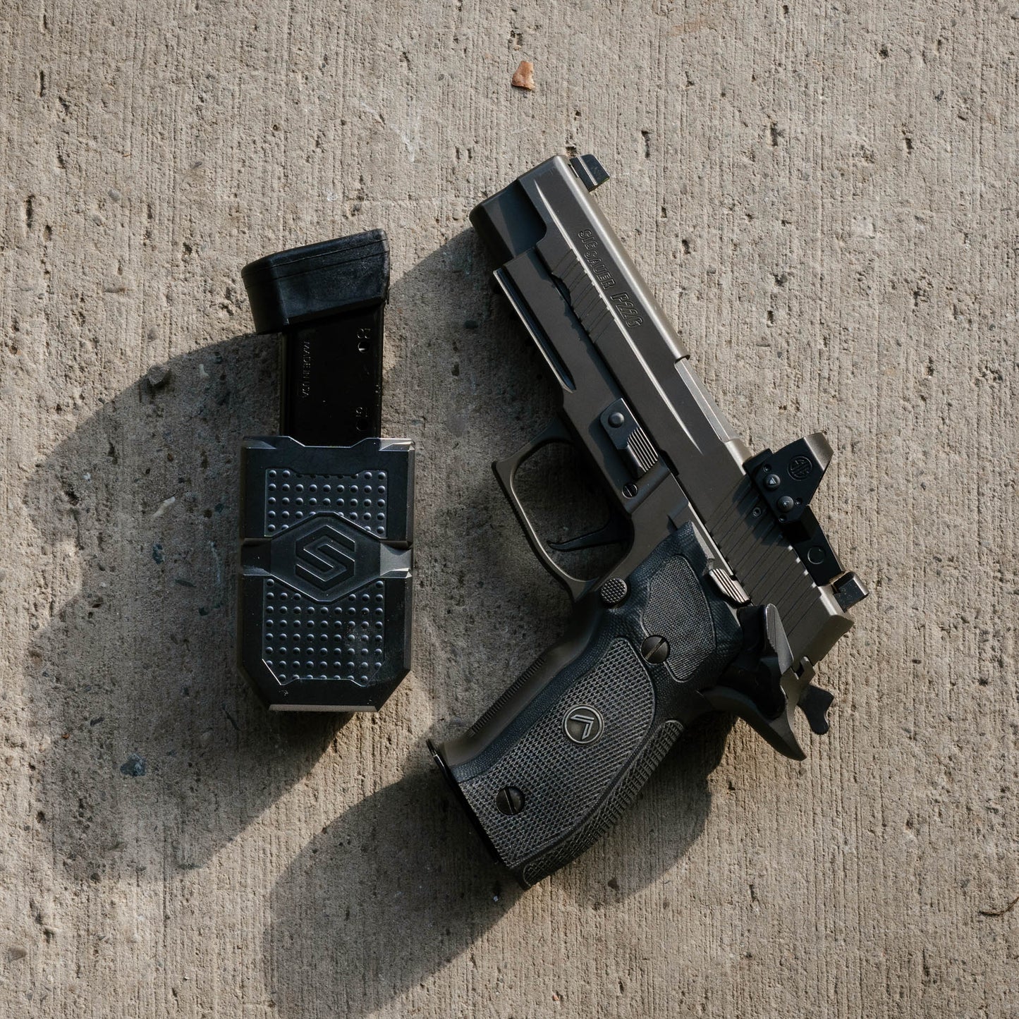 UNIVERSAL MAG CARRIER